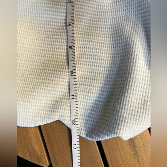 Club Monaco Scalloped Hem White Chino Shorts Women's Size 4 Textured - Picture 2 of 15